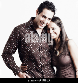 Junge Frau mit ihren Arm um einen jungen Mann Stockfoto