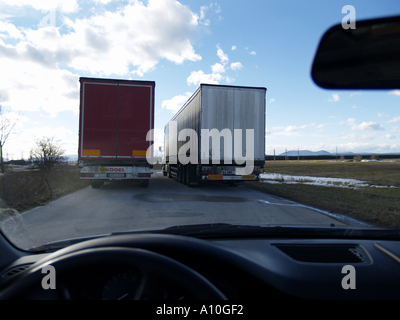 zwei LKW, Ansicht von einem folgenden Auto Stockfoto