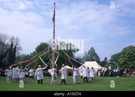 Dorfbewohner Tanz um den Maibaum auf Ickwell Green am Maifeiertag Bedfordshire Stockfoto