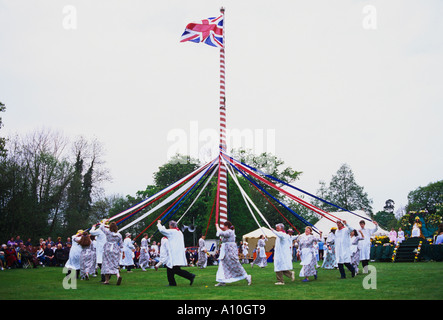 Dorfbewohner Tanz um den Maibaum auf Ickwell Green am Maifeiertag Bedfordshire, England Stockfoto