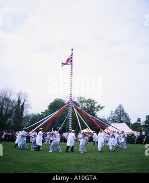 Dorfbewohner Tanz um den Maibaum auf Ickwell grün Bedfordshire am Maifeiertag Stockfoto