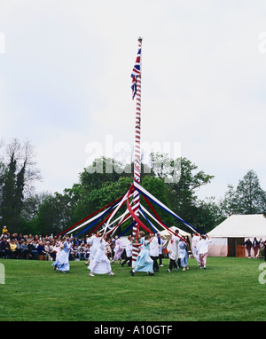 Dorf Kindertanz um den Maibaum am Maifeiertag Ickwell grün Bedfordshire, England Stockfoto