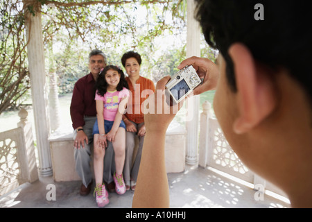 Rückansicht eines jungen, ein Bild von seinen Großeltern und seine Schwester Stockfoto