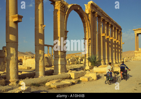 Syrien-Palmyra Römerstadt archäologische Stätte der großen Colonade Cardo mit 2 Radfahrer in frgd Stockfoto