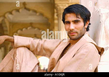 Porträt eines jungen Mannes, der an eine Wand gelehnt Stockfoto