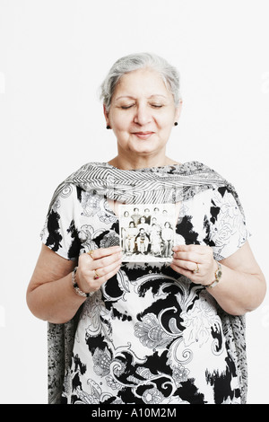 Nahaufnahme einer reifen Frau mit Foto Stockfoto