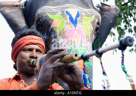 Niedrigen Winkel Blick eines jungen Mannes spielen ein Blasinstrument, Jaipur, Rajasthan, Indien Stockfoto