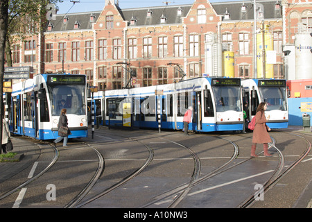 Straßenbahnhaltestellen an Amsterdam Centraal Station Stockfoto