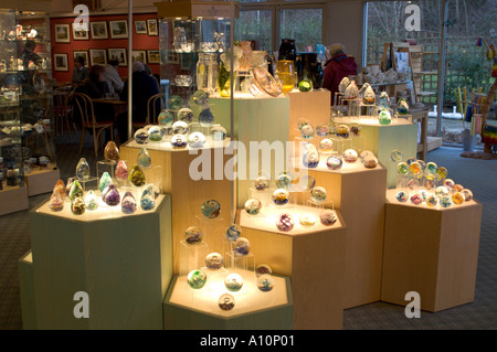 Anzeige von Hand gemacht Briefbeschwerer bei Selkirk Glass in der schottischen Grenzen UK Stockfoto