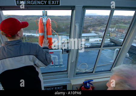 Die Falkirk Wheel Ansicht aus über 115 hoch Fußlüftung vor das Fahrgastschiff senkt sich wieder auf der unteren Ebene Becken Stockfoto