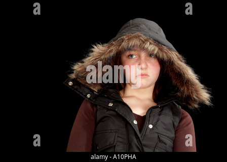 Teenager-Mädchen mit Haltung und ein Fell gefütterte Kapuze Stockfoto