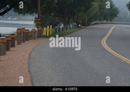 Straße am Lake Sherwood Santa Monica Mountains Ventura County California Stockfoto