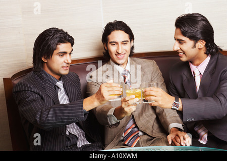 Nahaufnahme von drei Geschäftsleute Toasten mit Gläser Whiskey Stockfoto