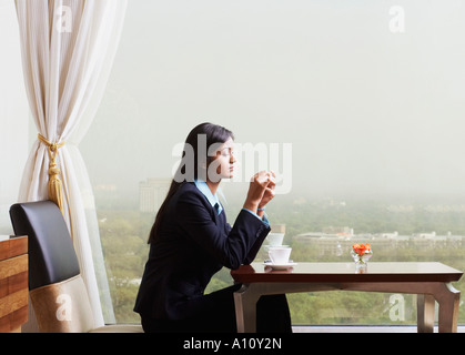 Seitenansicht der eine Geschäftsfrau, die sitzen in einem Büro Stockfoto