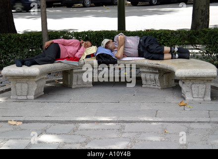 Spanien Madrid Paseo del Prado zwei müde Touristen schlafen auf Steinbank Stockfoto