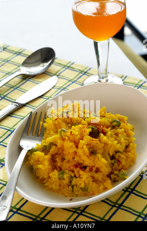 Pulao, Pilaf, Pilau, Reisgericht mit Orangensaft und Löffelmessergabel Serviette Stockfoto