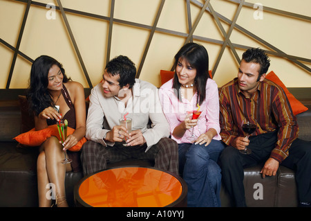 Vogelperspektive Blick auf zwei junge Männer und zwei junge Frauen sitzen in einem restaurant Stockfoto