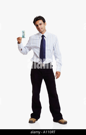 Porträt eines Geschäftsmannes zeigt eine Platine und lächelnd Stockfoto