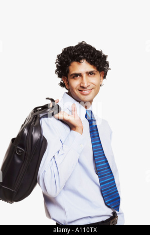 Porträt eines Geschäftsmannes Tragetasche auf seinen Schultern und lächelnd Stockfoto