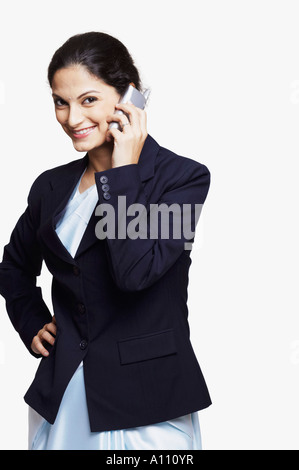 Porträt einer Geschäftsfrau telefonieren mit einem Handy und lächelnd Stockfoto