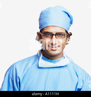 Porträt eines männlichen Arztes tragen scheuert sich chirurgische Stockfoto