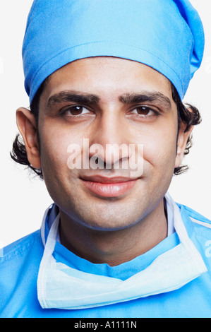 Porträt eines männlichen Arztes tragen scheuert sich chirurgische Stockfoto