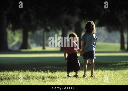 zwei Kinder spielen im park Stockfoto