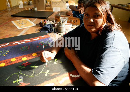 Aborigine-Künstler malen, Titjikala, in der Nähe von Alice Springs, Northern Territory, Australien Stockfoto