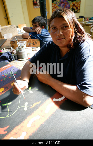 Aborigine-Künstler malen, Titjikala, in der Nähe von Alice Springs, Northern Territory, Australien Stockfoto