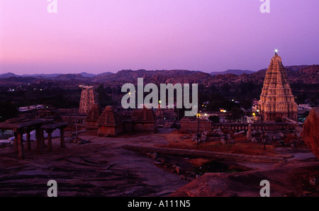 Blick auf Sri Virupaksha Tempel von Hemakutta Hügel in Hampi Südindien Stockfoto