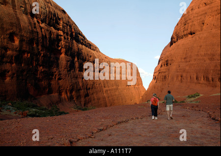 Urlauber zu Fuß durch das Tal der Winde, Olgas / Kata Tjuta, Red Centre, Northern Territory, Australien Stockfoto