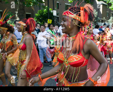 Jugendliche an der Notting Hill Carnival Parade, London, England, Vereinigtes Königreich Stockfoto