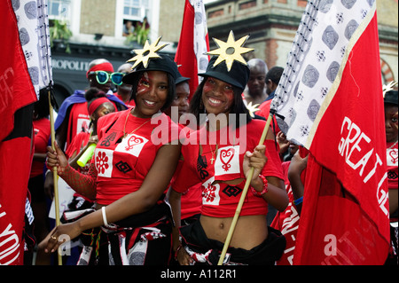 Jugendliche an der Notting Hill Carnival Parade, London, England, Vereinigtes Königreich Stockfoto