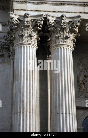 Spalten an der Westwand der St Pauls Cathedral Stockfoto