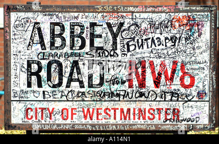 Graffiti auf die Abbey Road Schild gegenüber den berühmten studios Stockfoto