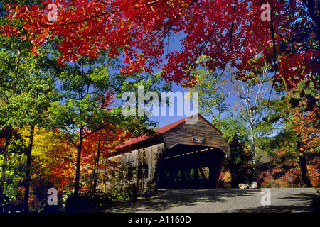 Albany überdachte Brücke über Swift River im Herbst New Hampshire USA Stockfoto