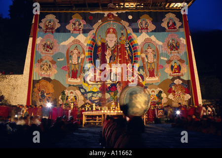 Buddhistische Mönche in Paro Dzong mit bemalten Thanka Paro Bhutan Stockfoto