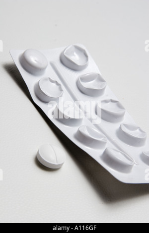 Tabletten, Medikamente, Konserven, weiß, Nahaufnahme, weißer Hintergrund, Genuss, rund, klein Stockfoto