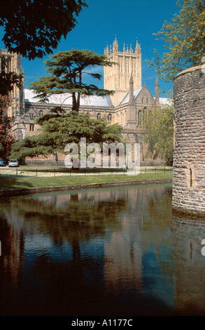 Wells Somerset UK die Kathedrale gesehen von der Bischofspalast Stockfoto