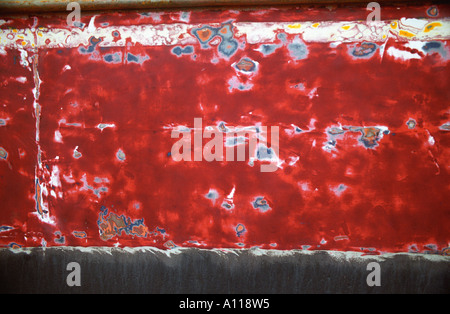 Malerarbeiten an der Seite ein Boot gerade re gemalt und renoviert Stockfoto