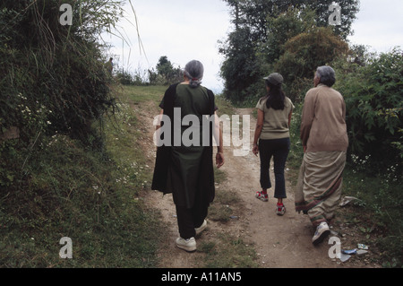 Drei Generationen Frauen in Cedar Heights Resorts Koti in der Nähe von Simla Himachal Pradesh Indien Asien HERR#313 Stockfoto