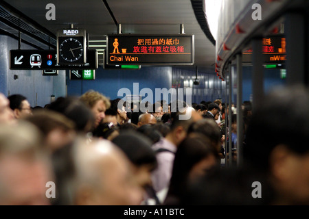 Warten auf einer u-Bahn-Plattform in Hong Kong, SAR Stockfoto