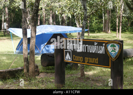 Blaue Zelt in der Nähe von Zeichen für Campingplatz in Thai und Englisch am Nam Nao Nationalpark geschrieben Stockfoto