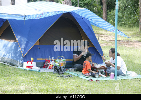 Familie picknicken neben blaue Zelt im Nationalpark Nam Nao Stockfoto