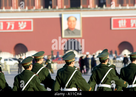 Ehrengarde marschiert vor dem Tor des himmlischen Friedens am Tiananmen-Platz, Peking, China Stockfoto