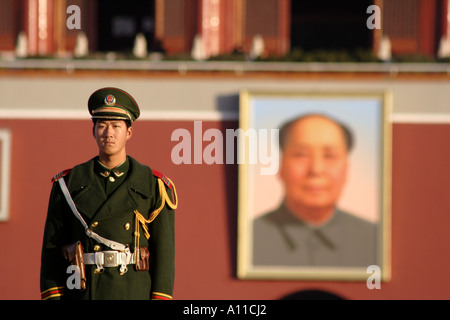 Soldaten vor Mao Porträt, Tor des himmlischen Friedens, Peking, China Stockfoto