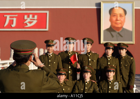 Soldaten posieren für ein Erinnerungsfoto vor Mao Porträt, Tor des himmlischen Friedens, Peking, China Stockfoto