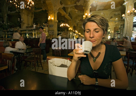 Eine junge single Frau erfreuen in einen Espresso (Moulins - Frankreich). Jeune Femme Se Délectant d ' un Expresso (Moulins - Frankreich). Stockfoto