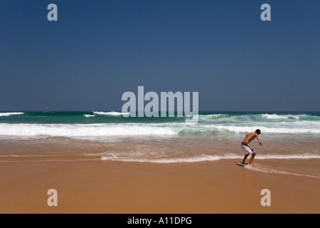 Ein Skimboarder auf Cordoama Strand, Algarve (Portugal).  Skimboarder Sur la Plage de Cordoama, de Algarve (Portugal). Stockfoto