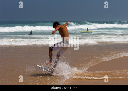 Ein Skimboarder auf Cordoama Strand, Algarve (Portugal).  Skimboarder Sur la Plage de Cordoama, de Algarve (Portugal). Stockfoto